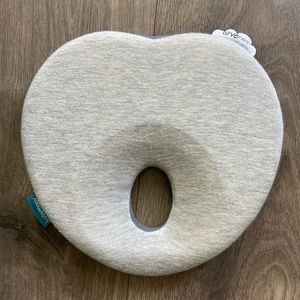 Babymoov head support to prevent infant flat head syndrome.